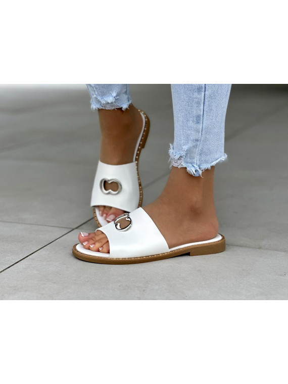 Białe klapki damskie z ozdobą, skóra naturalna