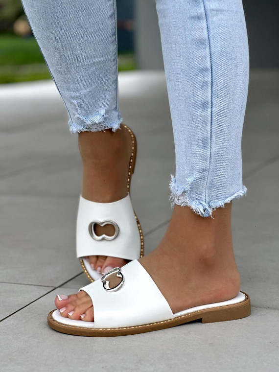 Białe klapki damskie z ozdobą, skóra naturalna