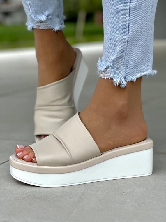 Beżowe klapki damskie na koturnie, skóra naturalna