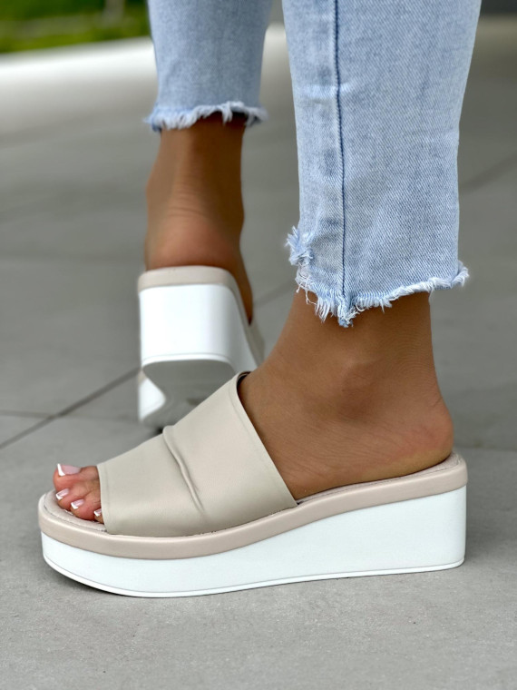 Beżowe klapki damskie na koturnie, skóra naturalna