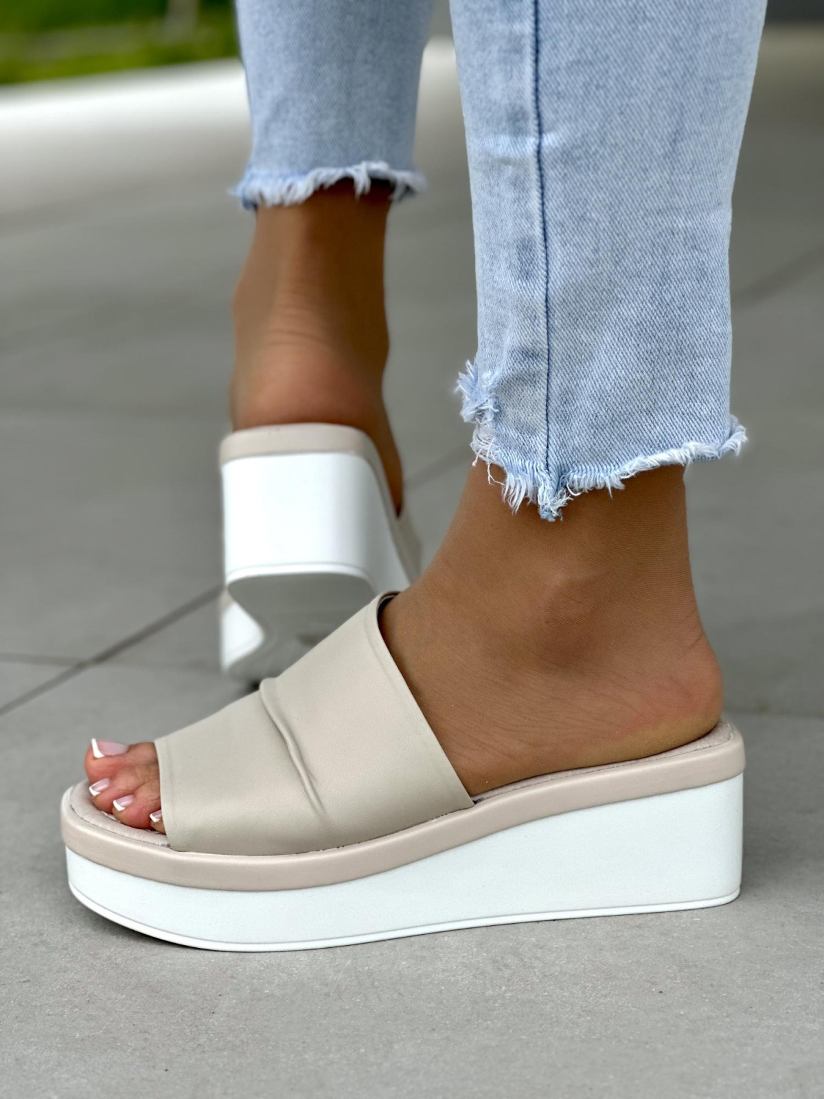 Beżowe klapki damskie na koturnie, skóra naturalna