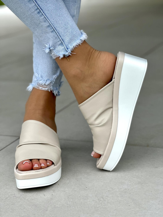 Beżowe klapki damskie na koturnie, skóra naturalna