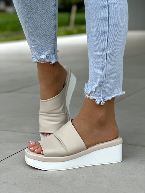 Beżowe klapki damskie na koturnie, skóra naturalna