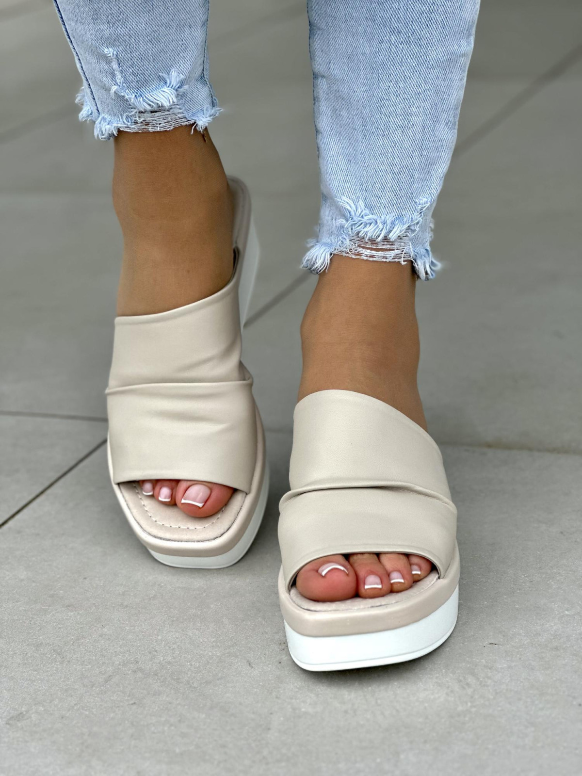 Beżowe klapki damskie na koturnie, skóra naturalna