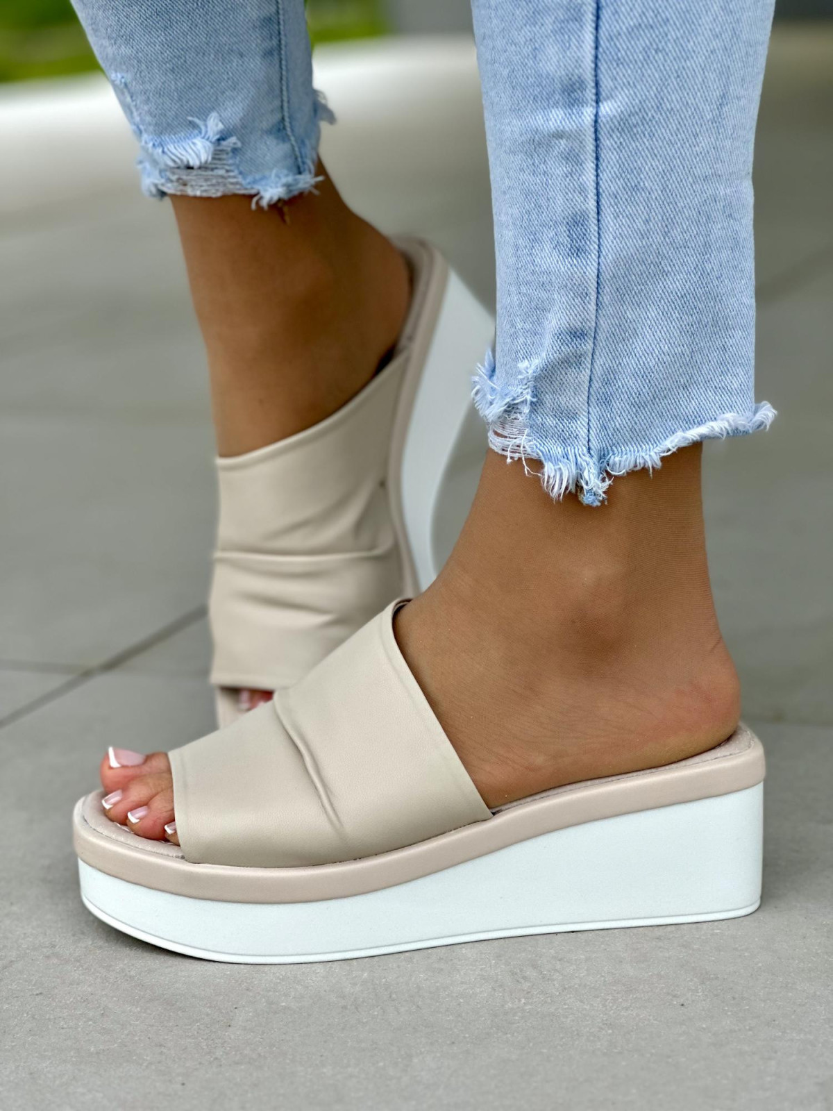 Beżowe klapki damskie na koturnie, skóra naturalna