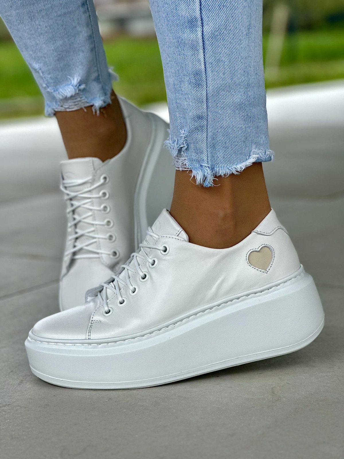 Białe trampki damskie z ozdobnym beżowym sercem, skóra naturalna