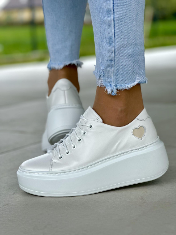 Białe trampki damskie z ozdobnym beżowym sercem, skóra naturalna