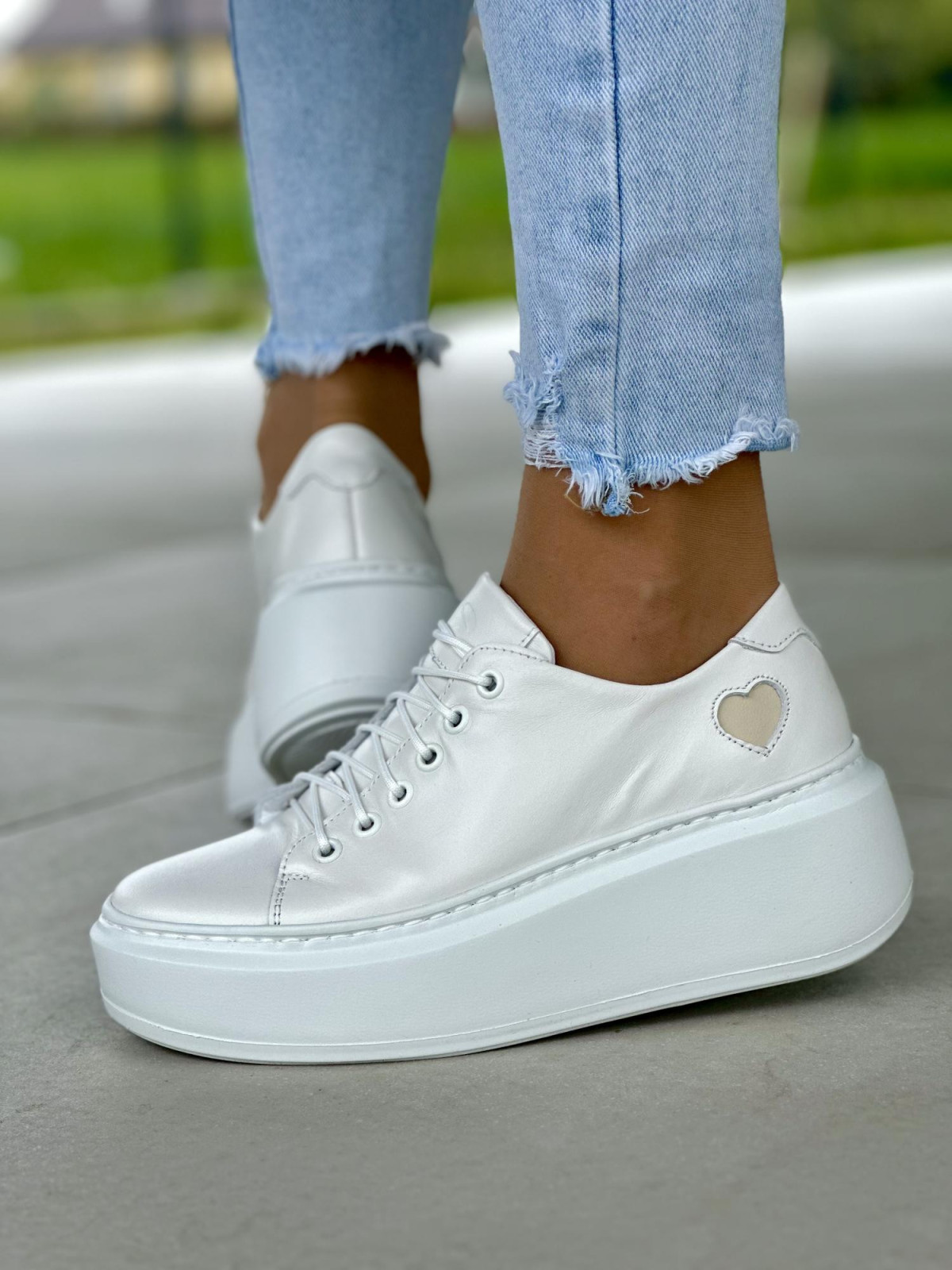 Białe trampki damskie z ozdobnym beżowym sercem, skóra naturalna