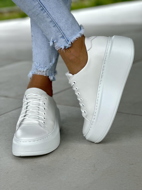 Białe trampki damskie z ozdobnym beżowym sercem, skóra naturalna