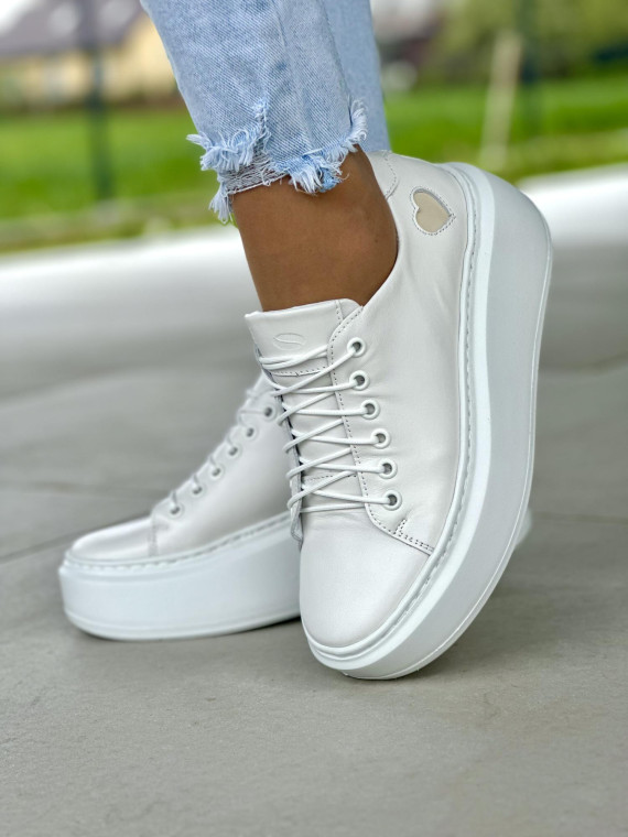 Białe trampki damskie z ozdobnym beżowym sercem, skóra naturalna