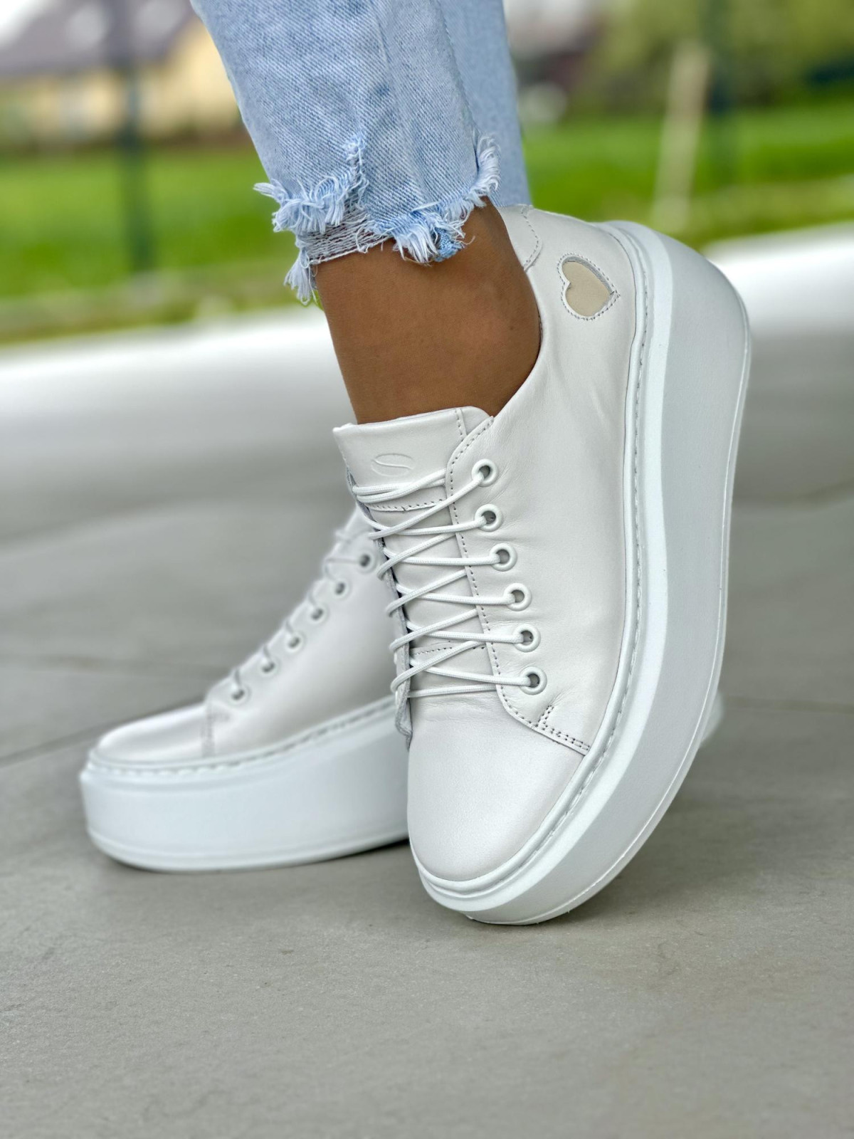 Białe trampki damskie z ozdobnym beżowym sercem, skóra naturalna