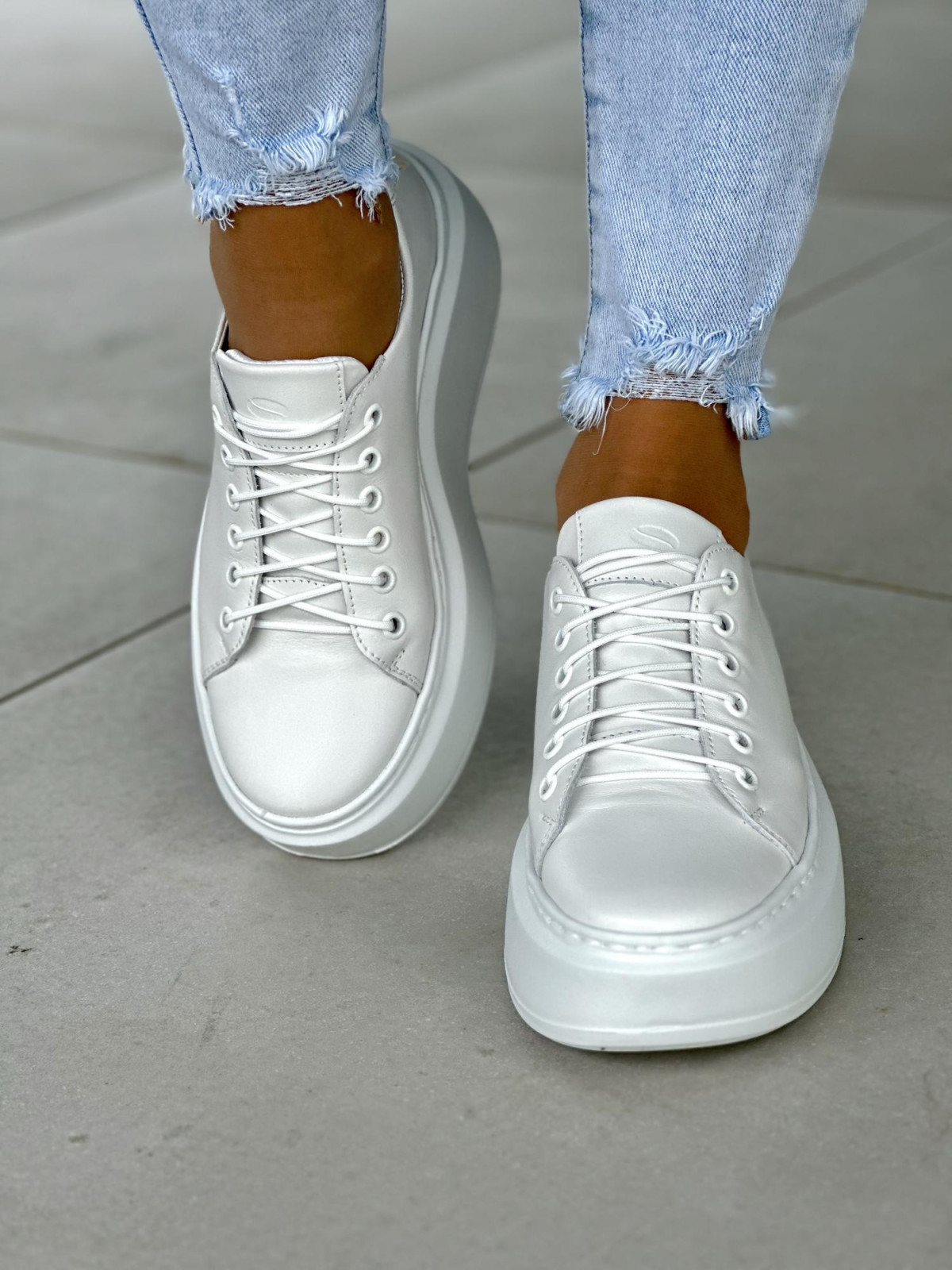 Białe trampki damskie z ozdobnym beżowym sercem, skóra naturalna