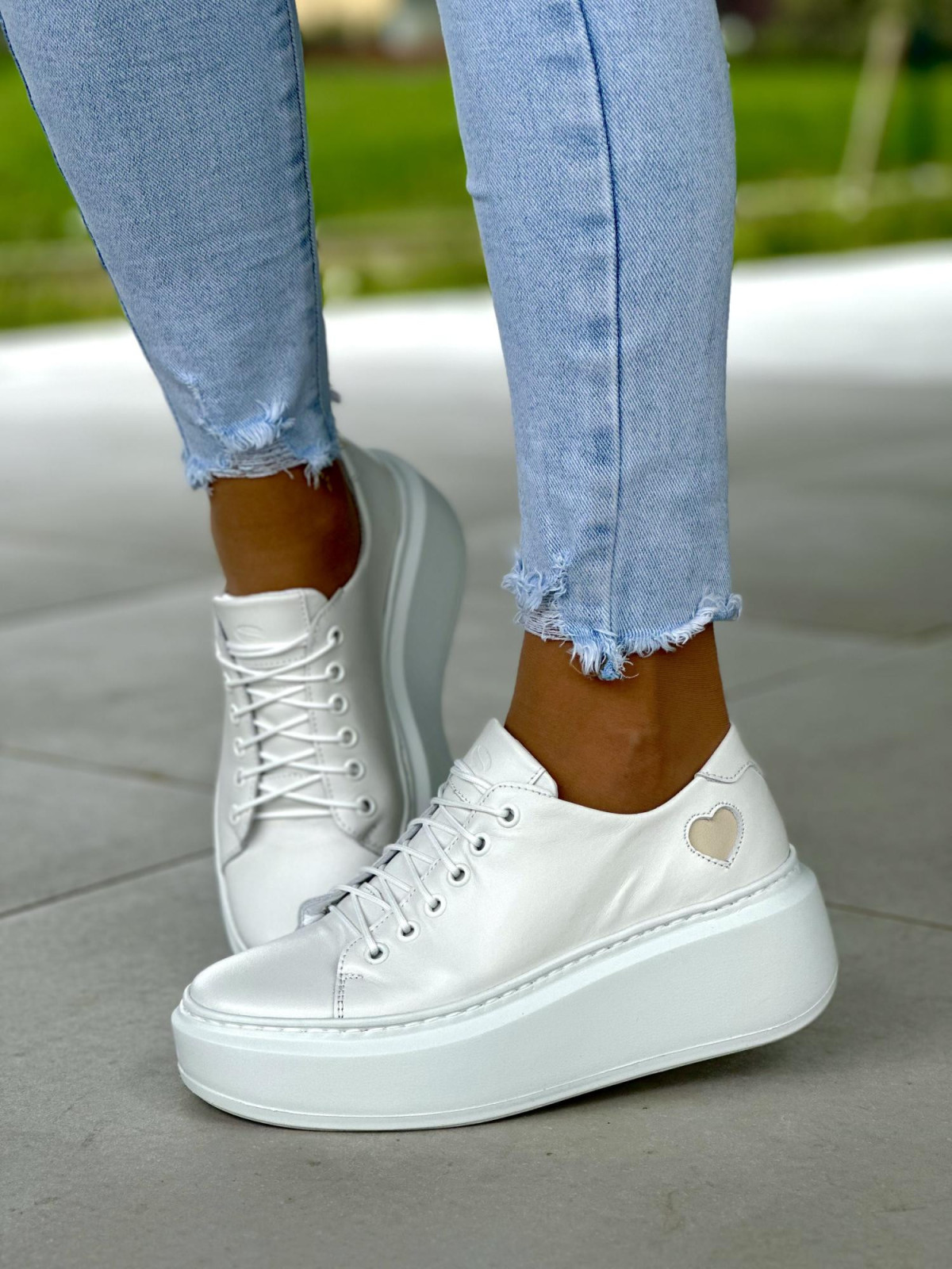 Białe trampki damskie z ozdobnym beżowym sercem, skóra naturalna