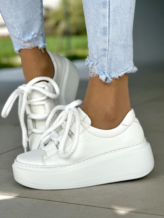 Białe trampki damskie z ozdobną sznurówką, skóra naturalna