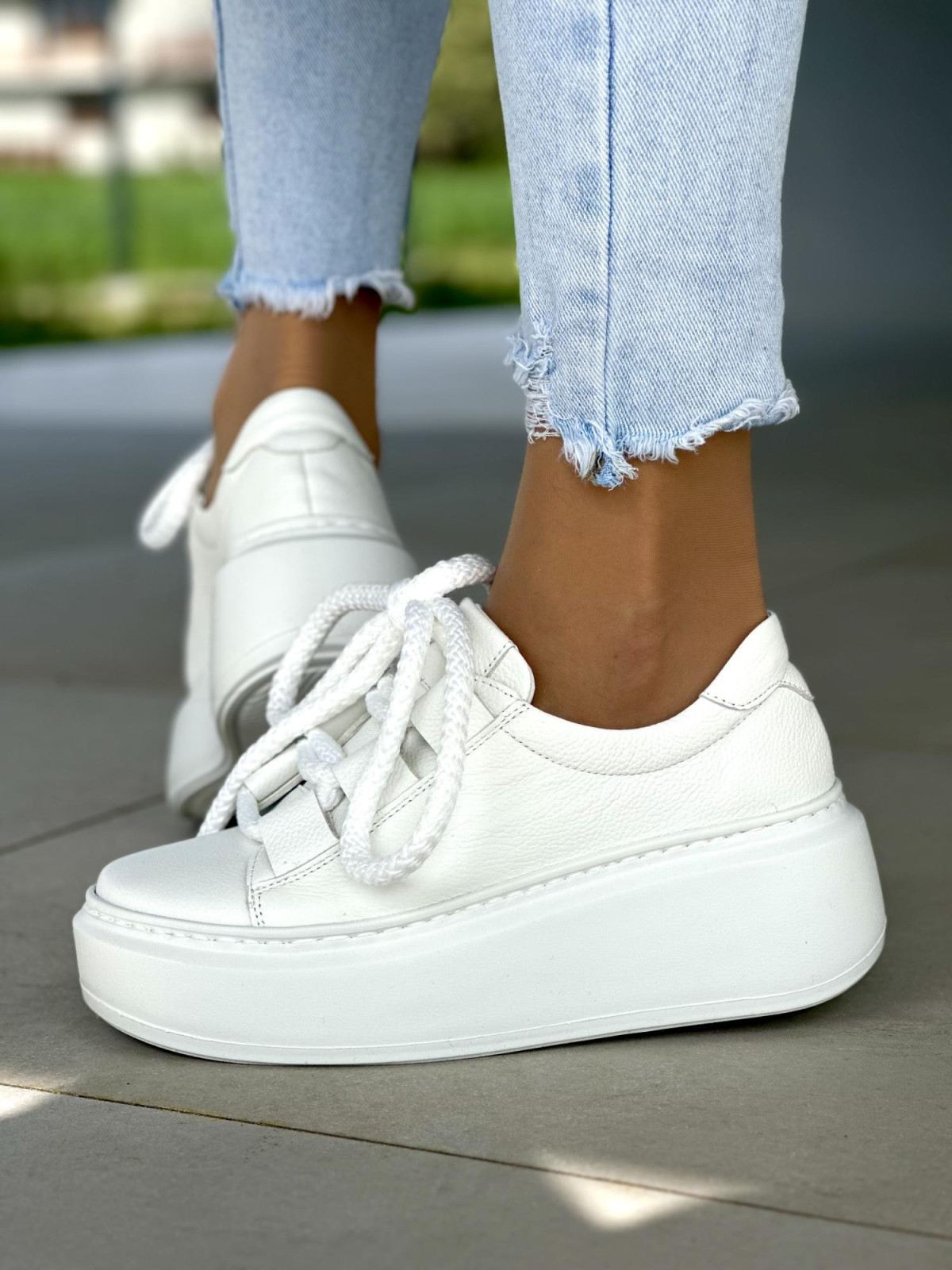 Białe trampki damskie z ozdobną sznurówką, skóra naturalna