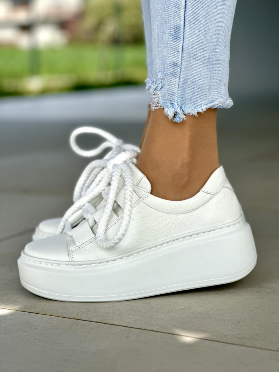 Białe trampki damskie z ozdobną sznurówką, skóra naturalna