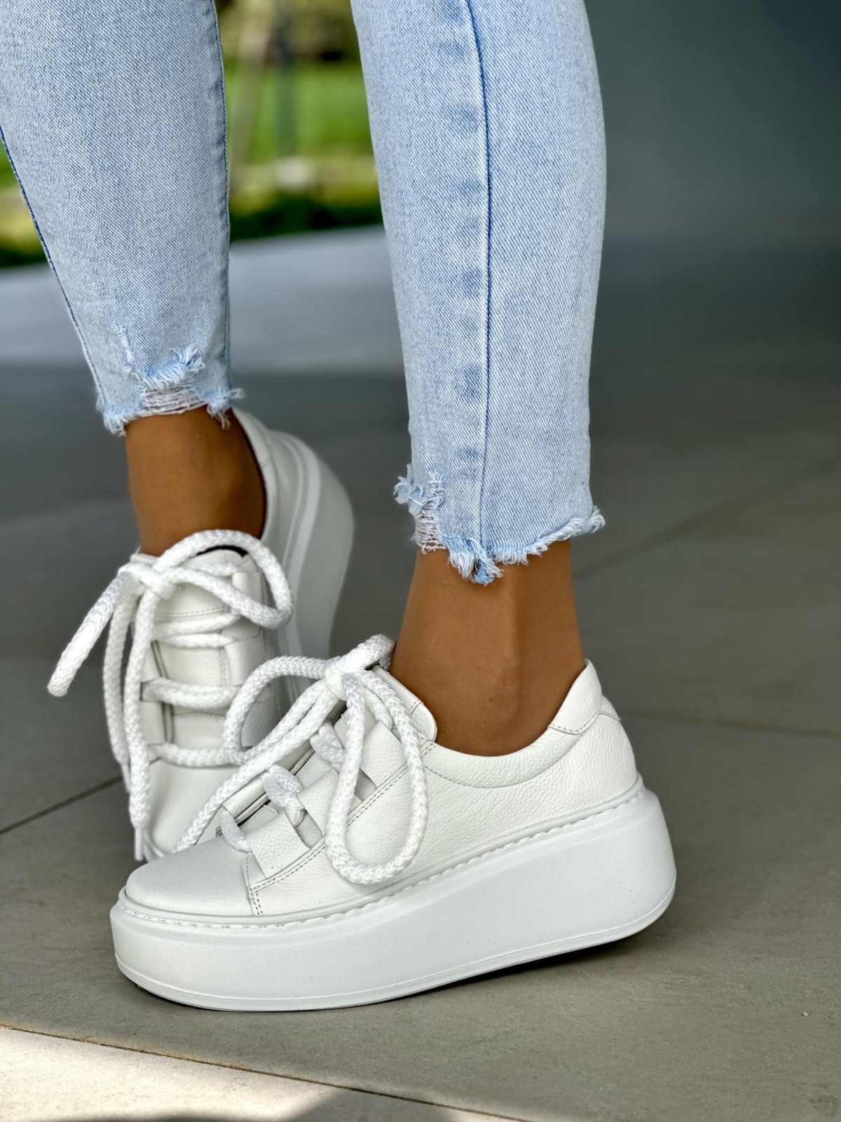 Białe trampki damskie z ozdobną sznurówką, skóra naturalna