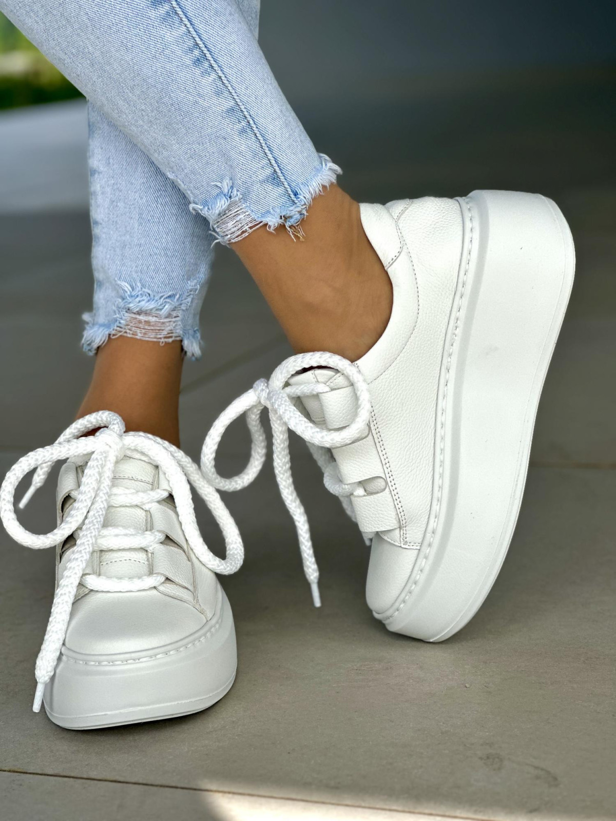 Białe trampki damskie z ozdobną sznurówką, skóra naturalna