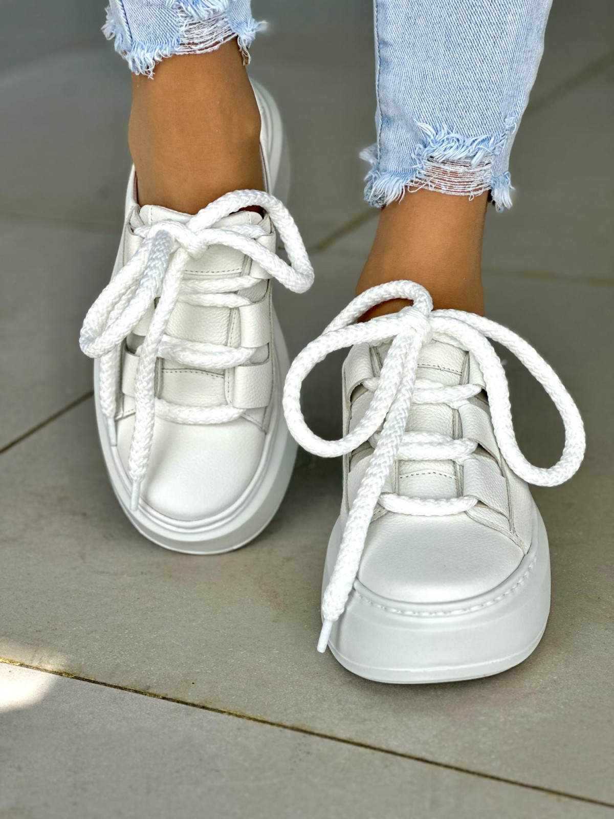 Białe trampki damskie z ozdobną sznurówką, skóra naturalna