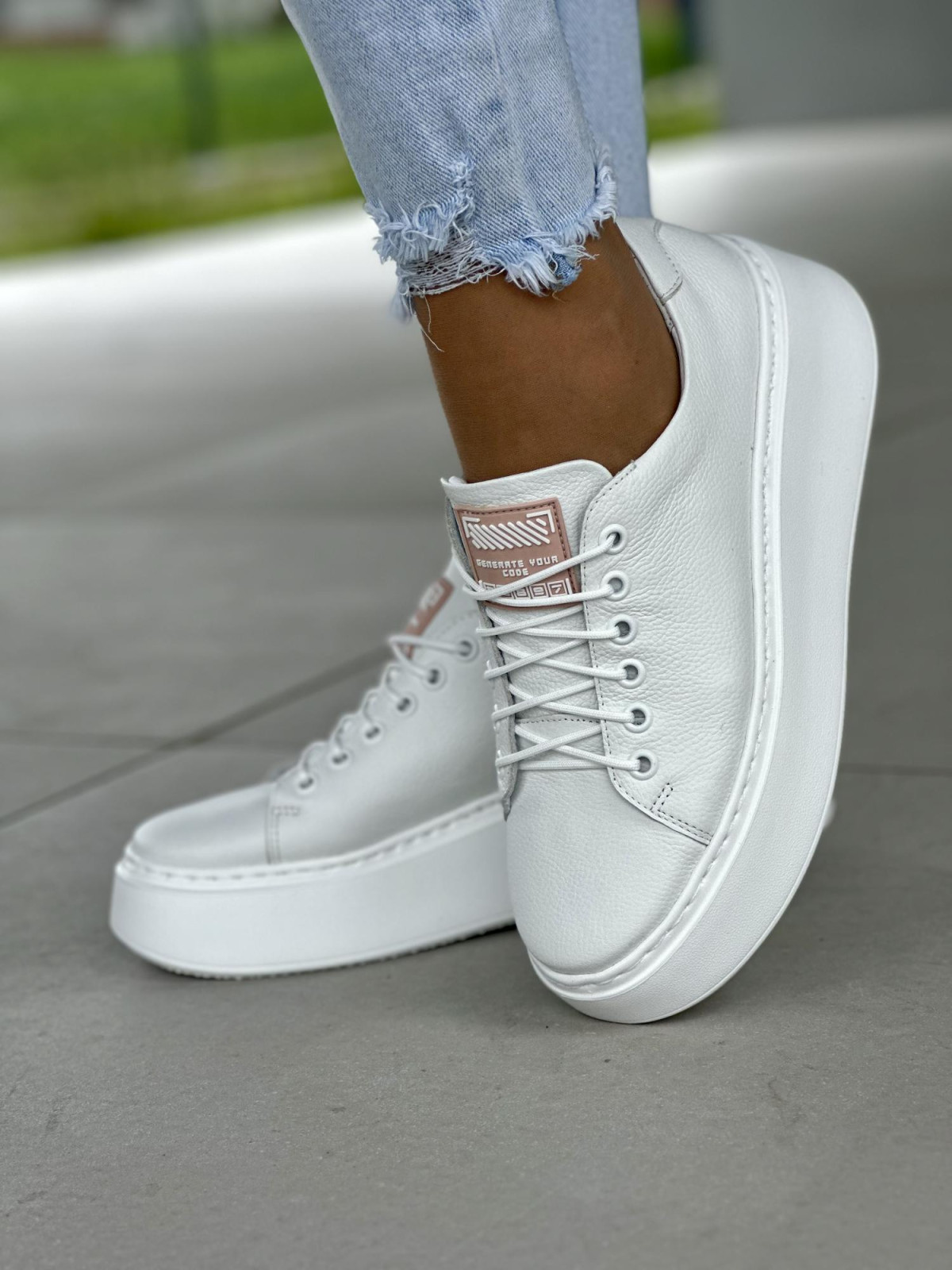 Biale-trampki-damskie-skorzane