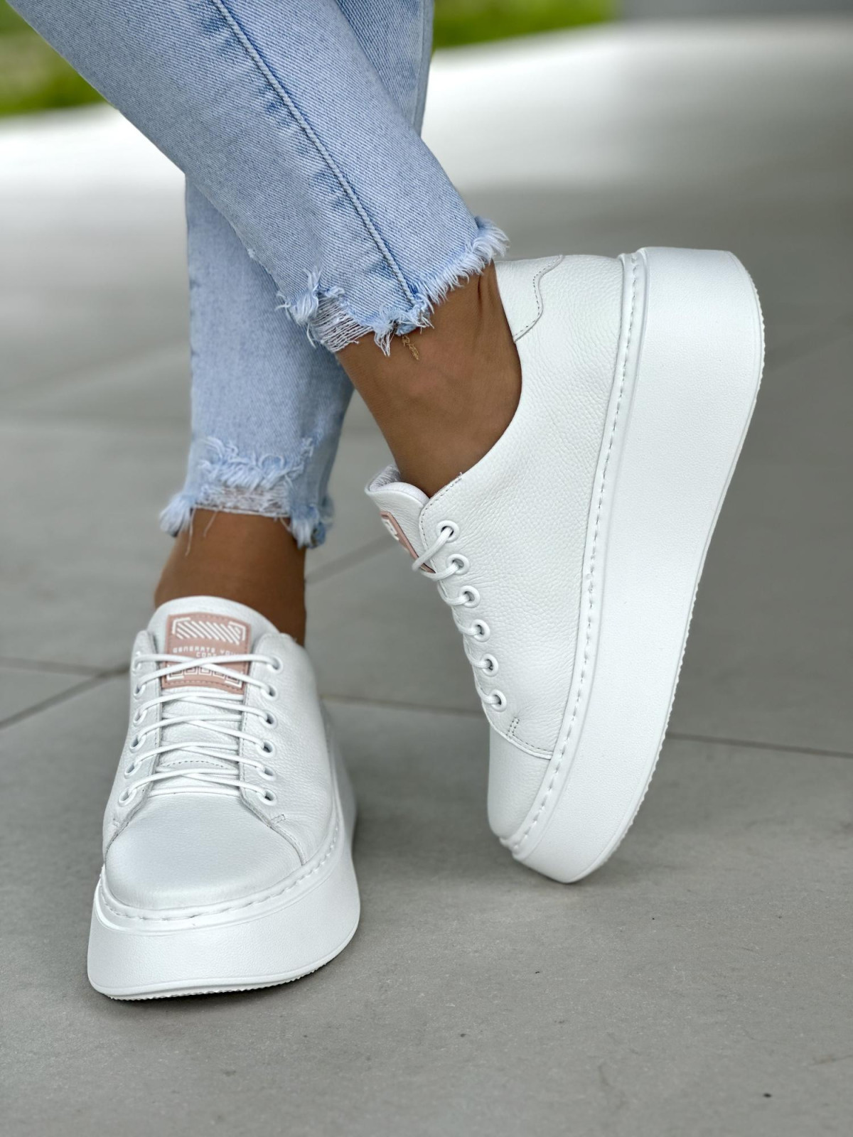 Biale-trampki-damskie-skorzane