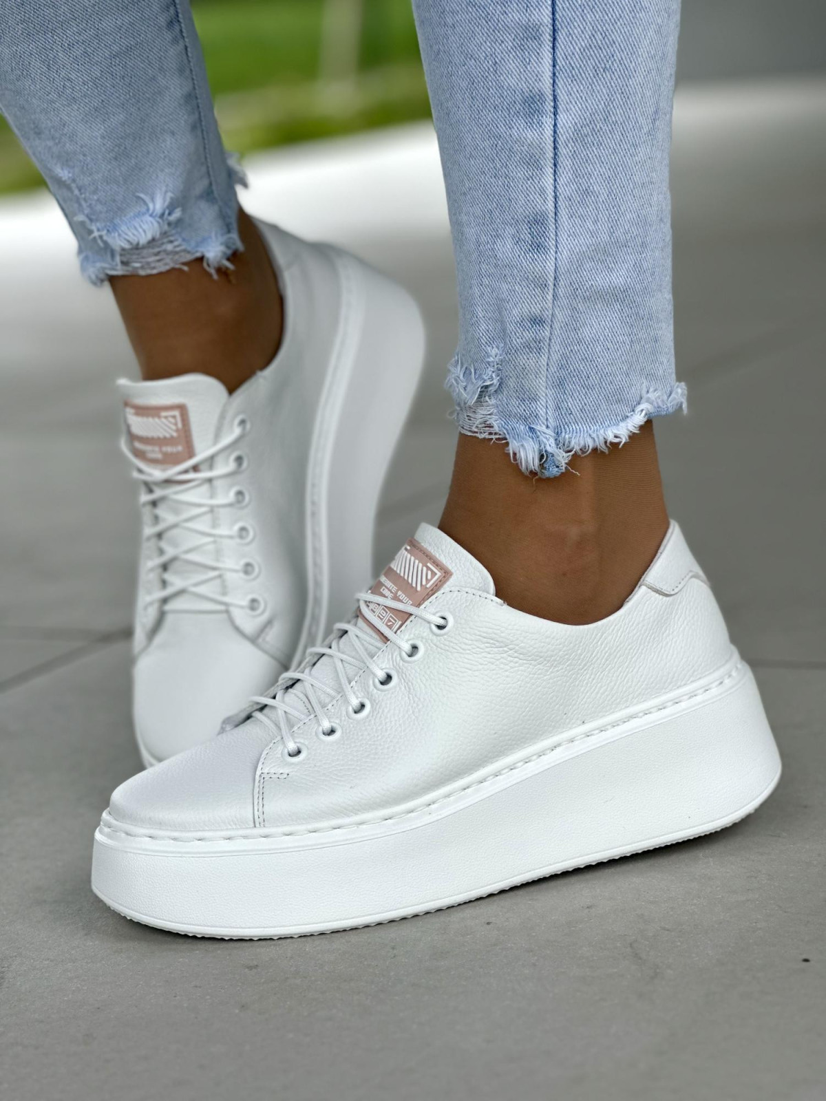 Biale-trampki-damskie-skorzane