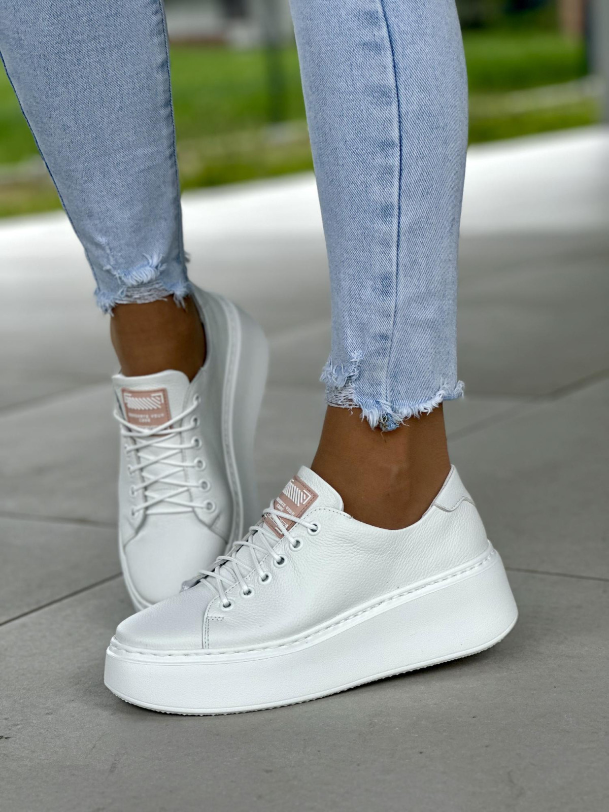 Biale-trampki-damskie-skorzane