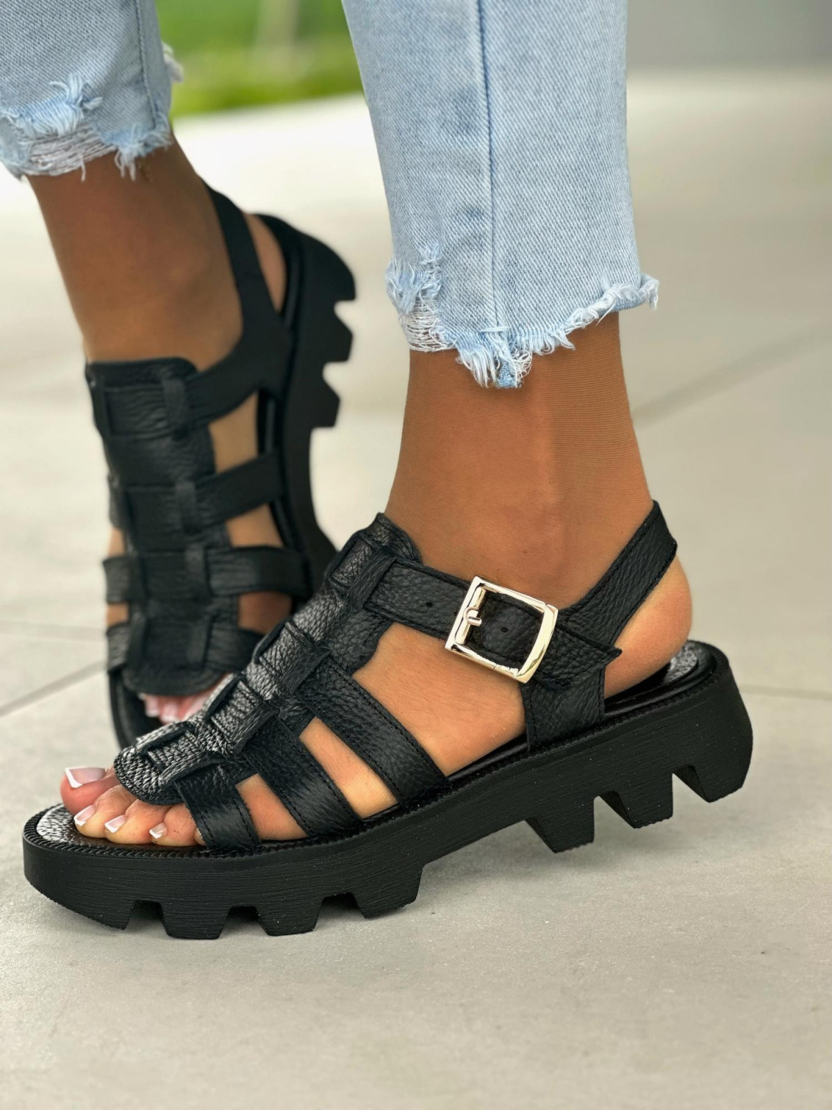 Czarne sandały damskie z ozdobnymi paskami, skóra naturalna