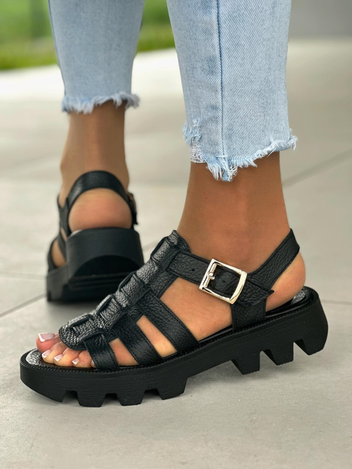 Czarne sandały damskie z ozdobnymi paskami, skóra naturalna