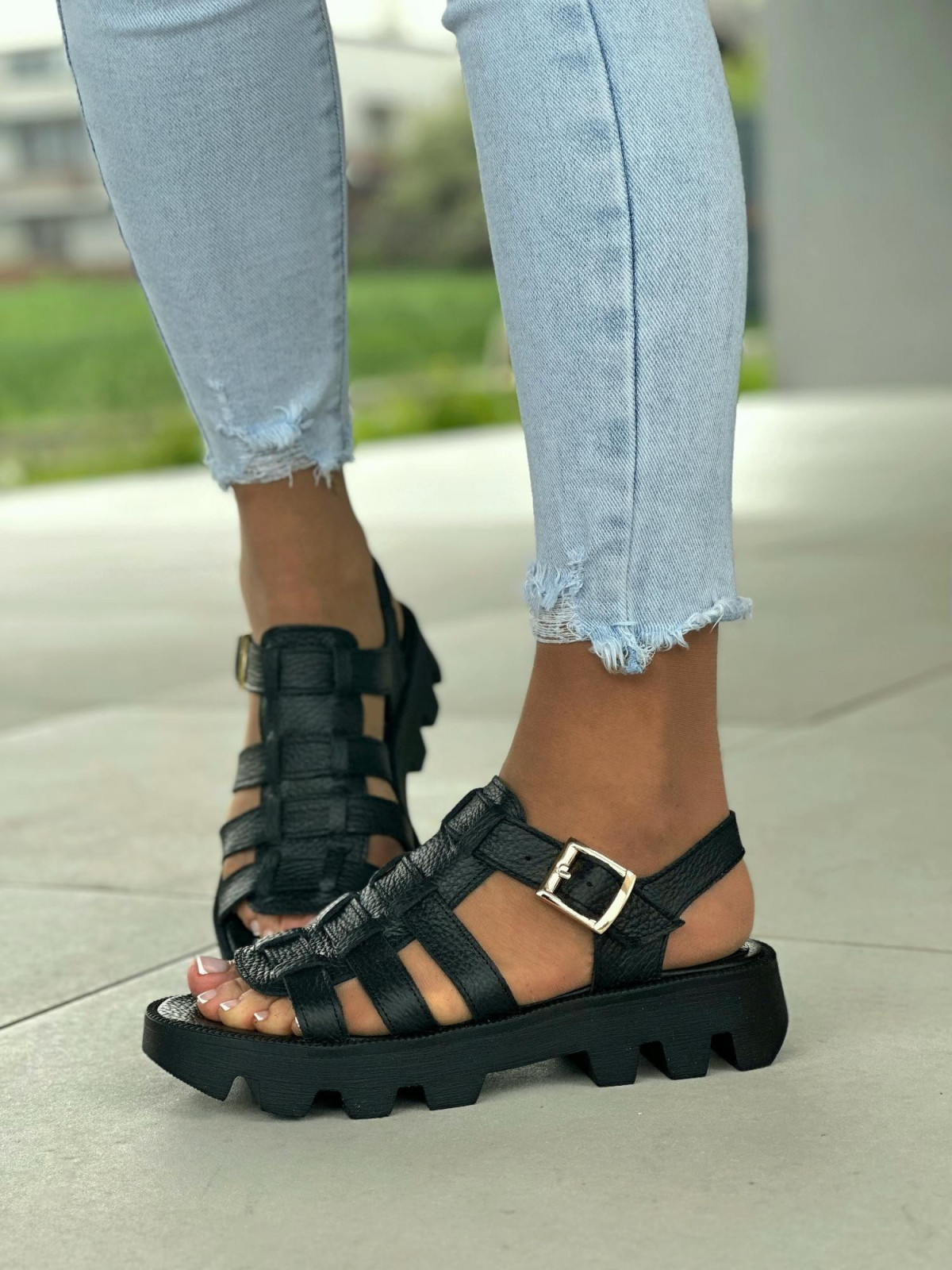 Czarne sandały damskie z ozdobnymi paskami, skóra naturalna