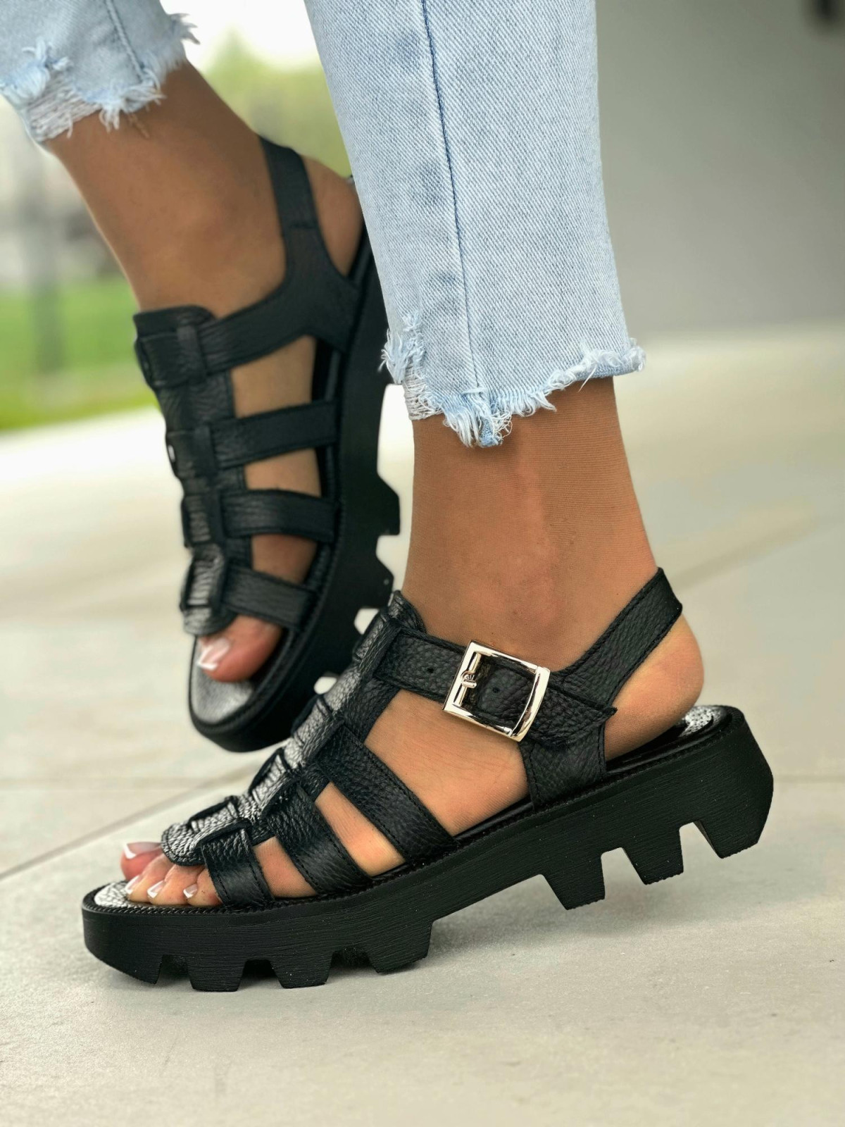 Czarne sandały damskie z ozdobnymi paskami, skóra naturalna