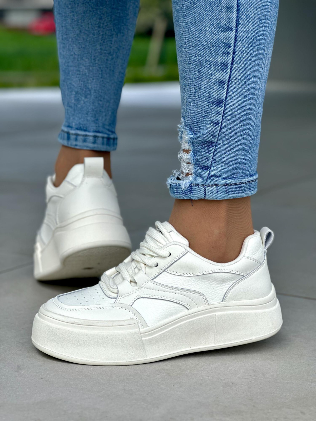 Białe trampki damskie z ozdobnym sznurowaniem, skóra naturalna