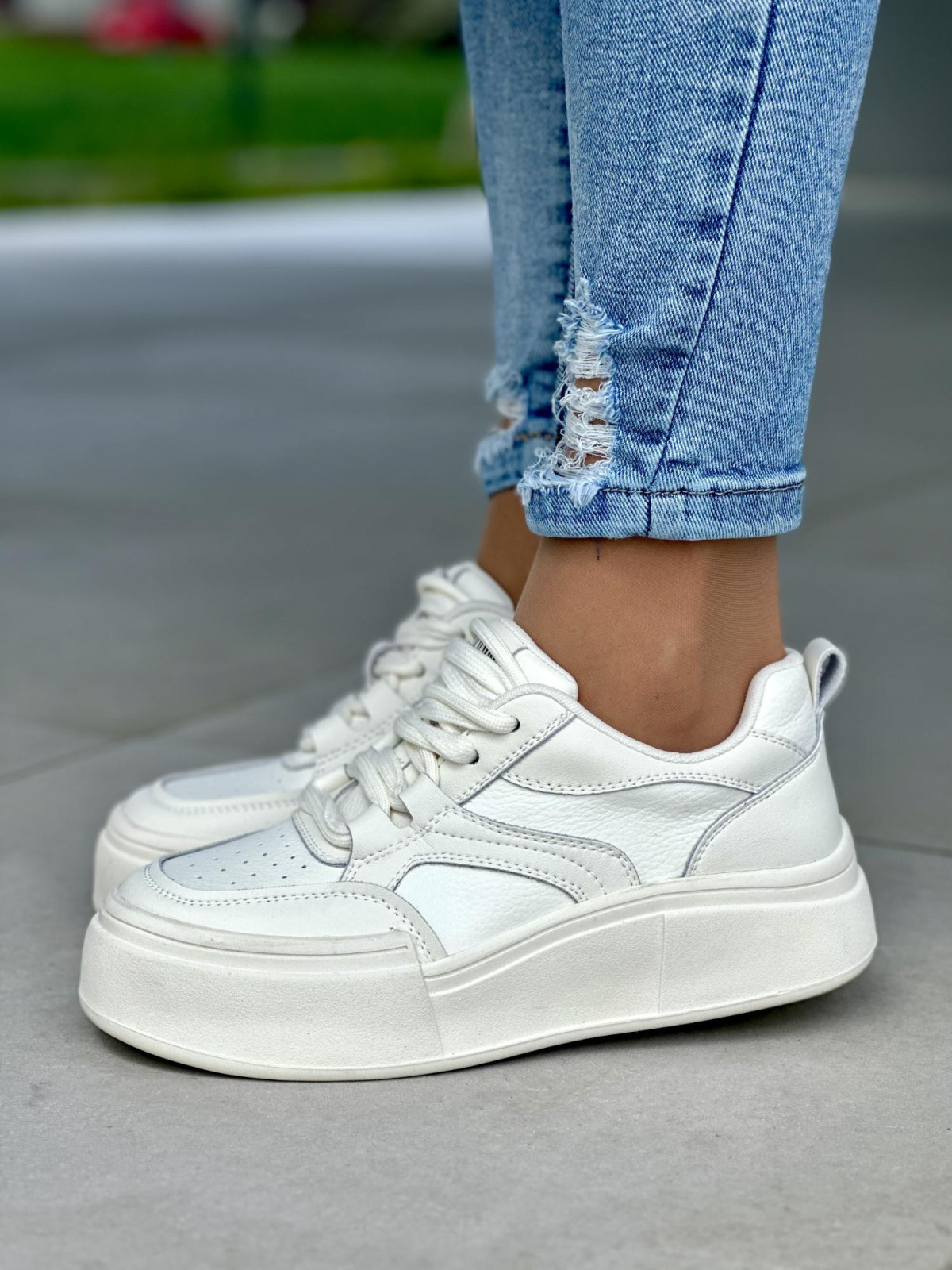 Białe trampki damskie z ozdobnym sznurowaniem, skóra naturalna