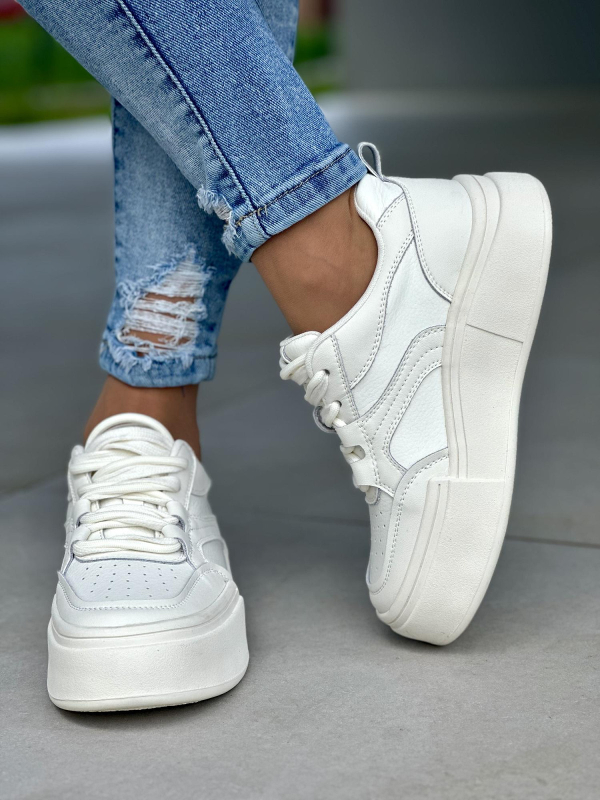 Białe trampki damskie z ozdobnym sznurowaniem, skóra naturalna