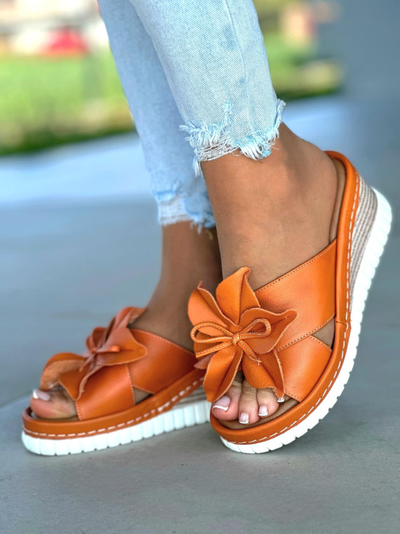 Pomarańczowe klapki damskie z ozdobnym kwiatkiem, skóra naturalna