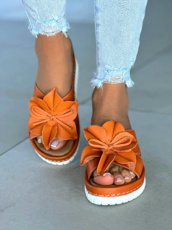 Pomarańczowe klapki damskie z ozdobnym kwiatkiem, skóra naturalna