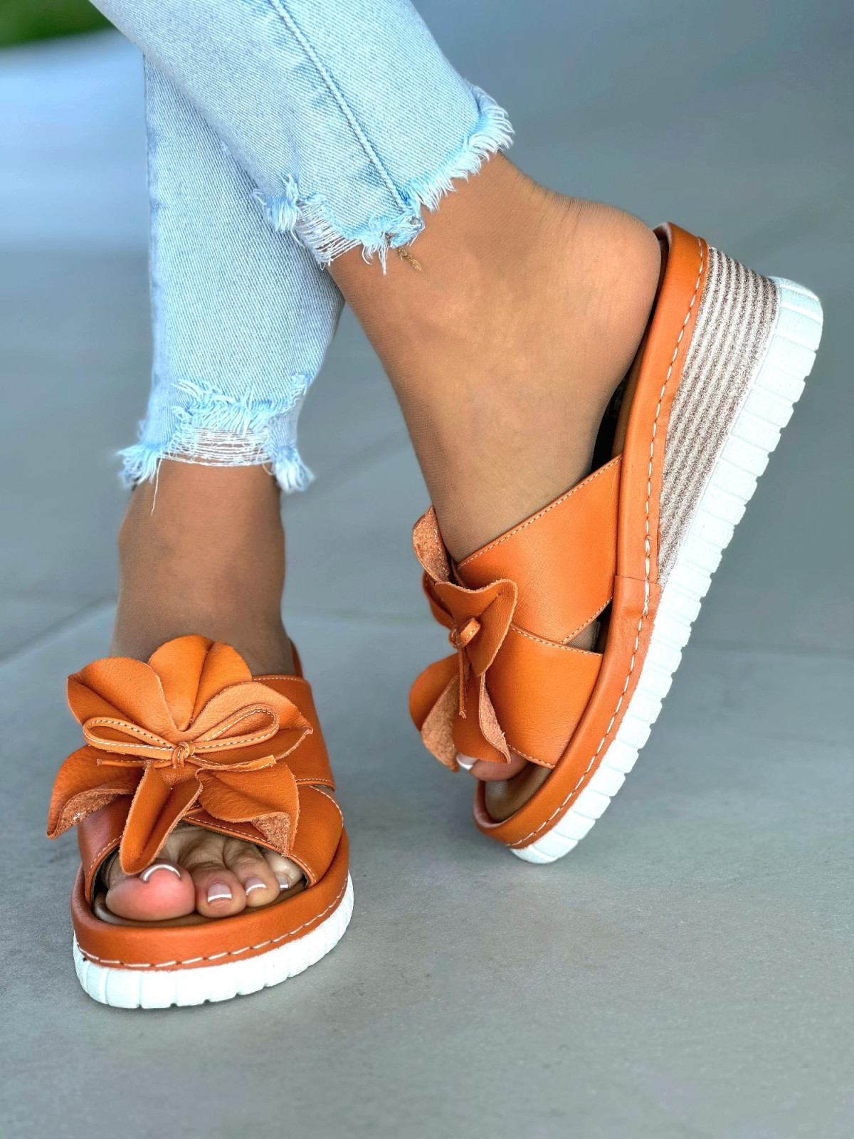 Pomarańczowe klapki damskie z ozdobnym kwiatkiem, skóra naturalna