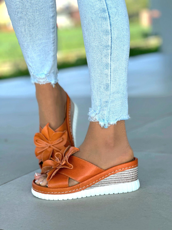 Pomarańczowe klapki damskie z ozdobnym kwiatkiem, skóra naturalna