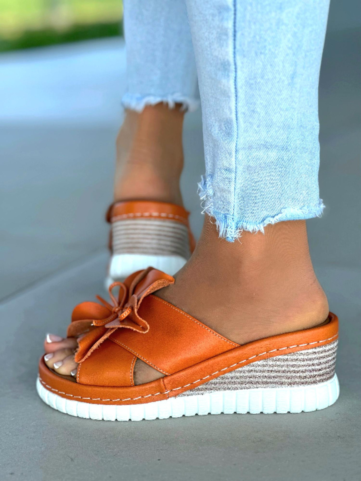 Pomarańczowe klapki damskie z ozdobnym kwiatkiem, skóra naturalna