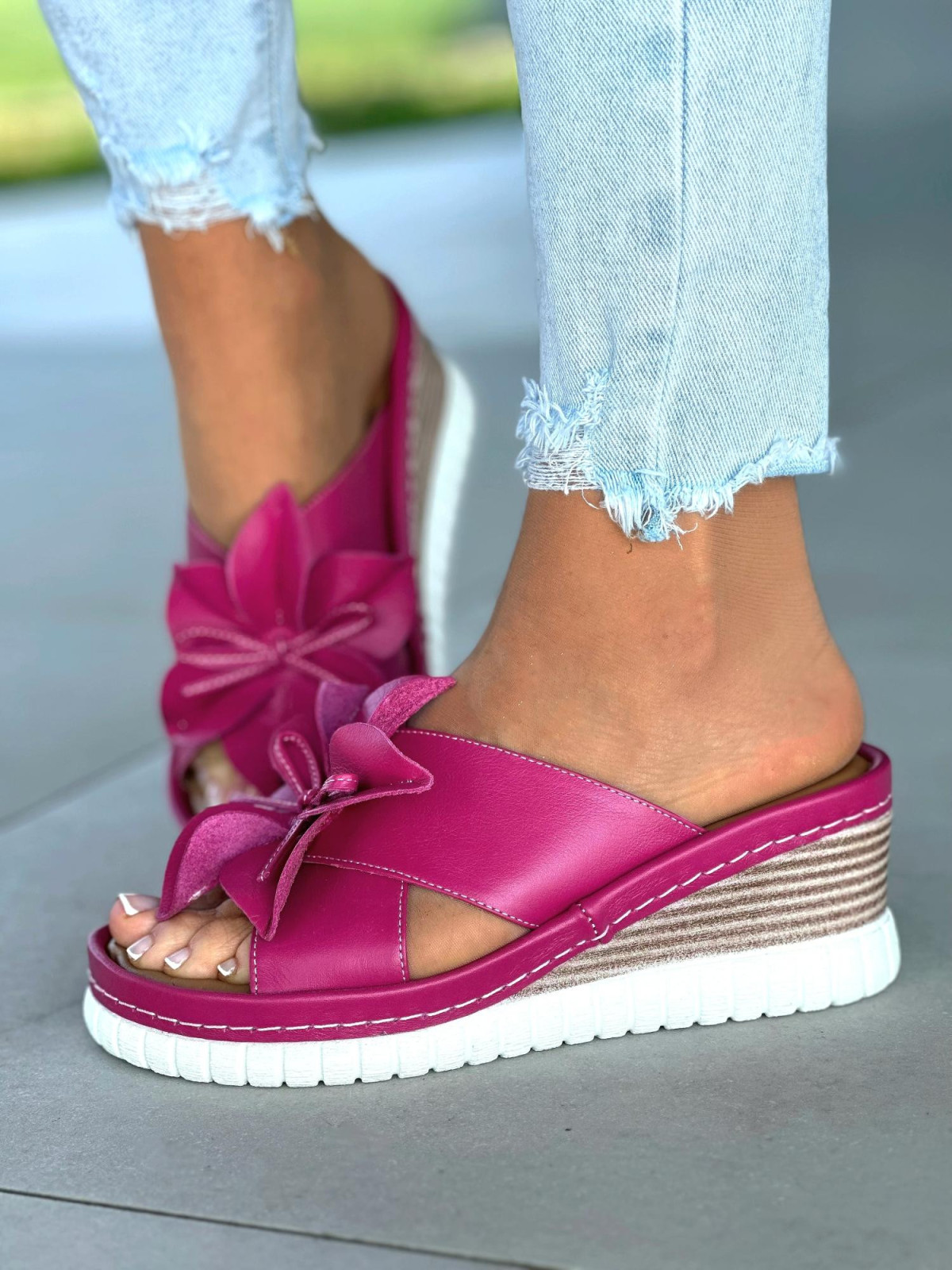 Różowe klapki damksie z ozdobnym kwiatkiem, skóra naturalna