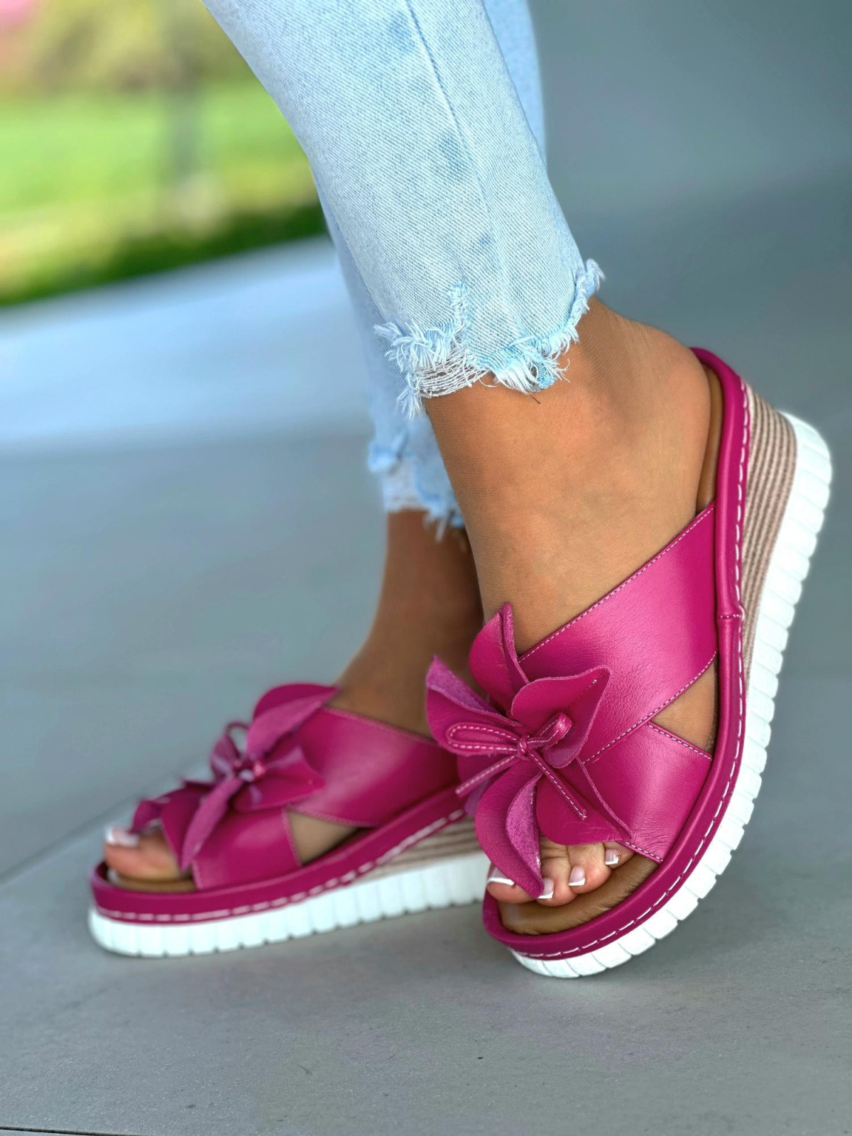 Różowe klapki damksie z ozdobnym kwiatkiem, skóra naturalna