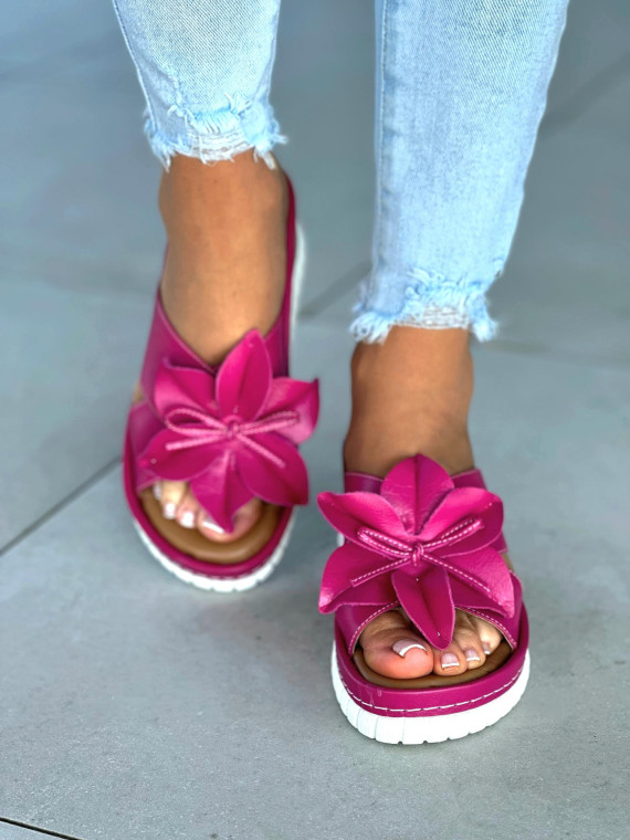 Różowe klapki damksie z ozdobnym kwiatkiem, skóra naturalna