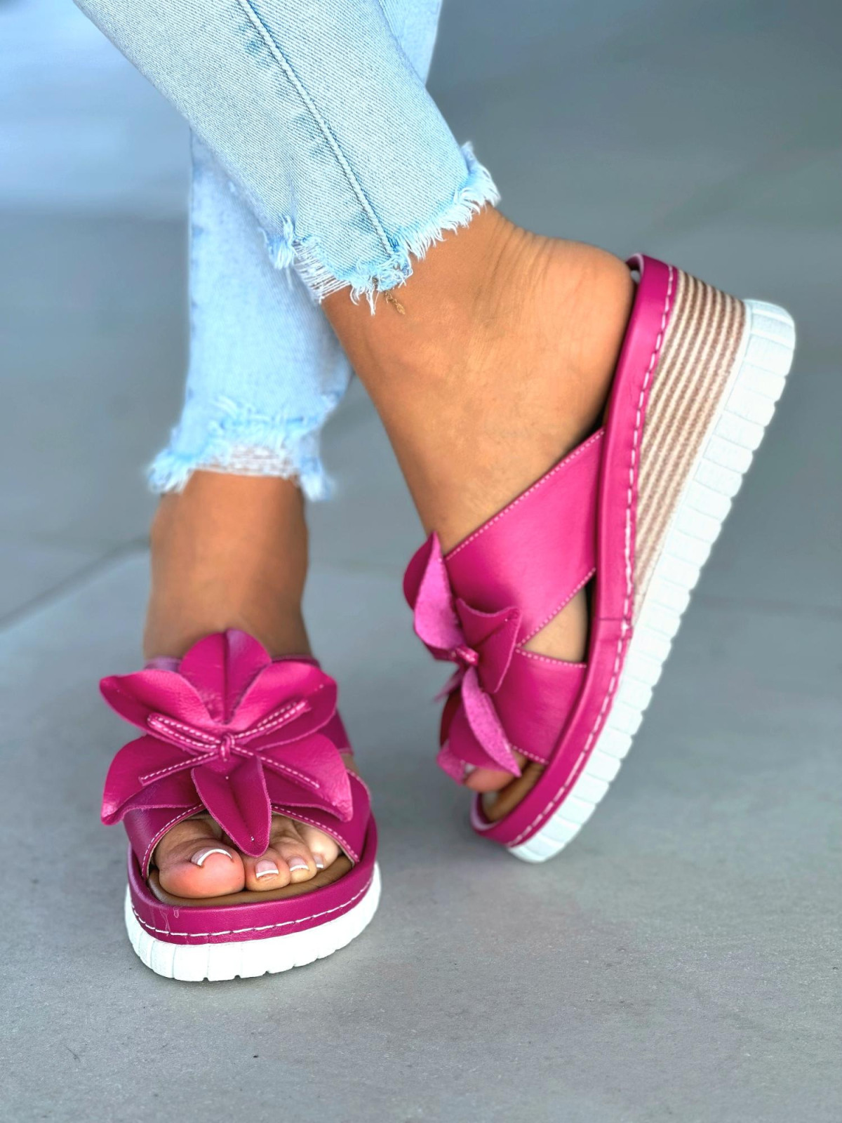 Różowe klapki damksie z ozdobnym kwiatkiem, skóra naturalna