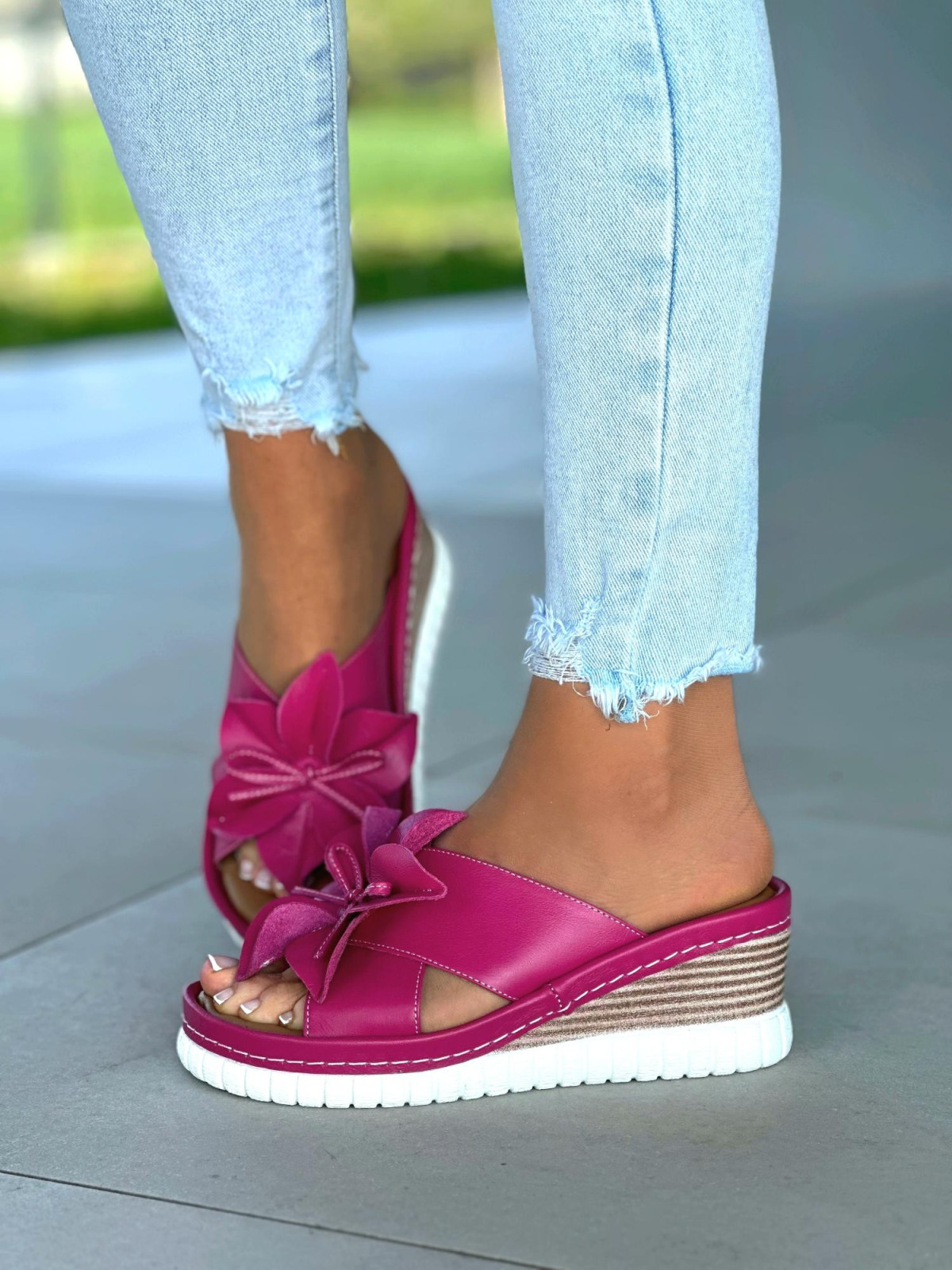 Różowe klapki damksie z ozdobnym kwiatkiem, skóra naturalna