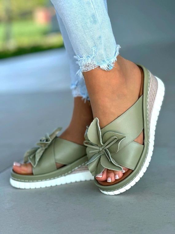 Zielone klapki damskie z ozdobnym kwiatkiem, skóra naturalna