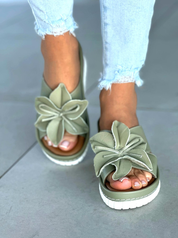 Zielone klapki damskie z ozdobnym kwiatkiem, skóra naturalna