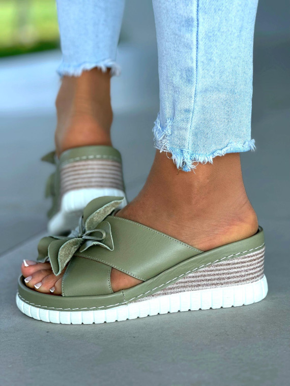 Zielone klapki damskie z ozdobnym kwiatkiem, skóra naturalna