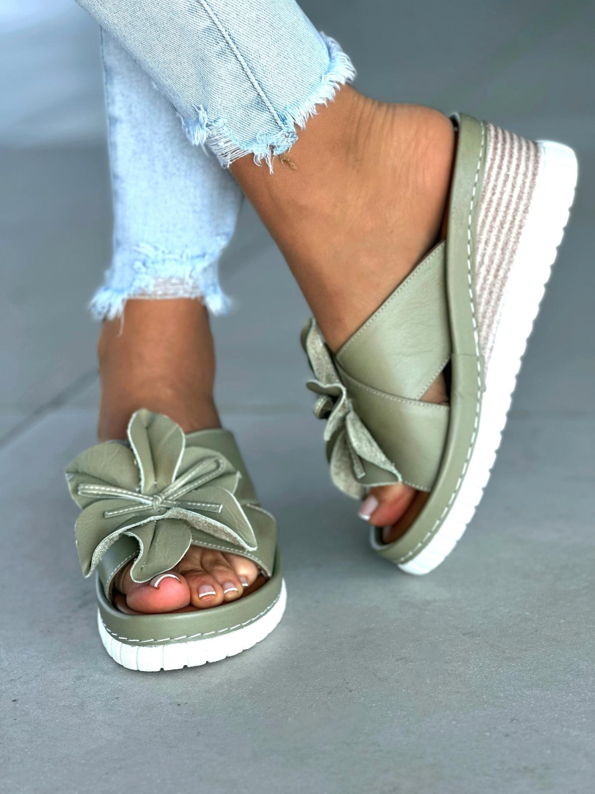 Zielone klapki damskie z ozdobnym kwiatkiem, skóra naturalna