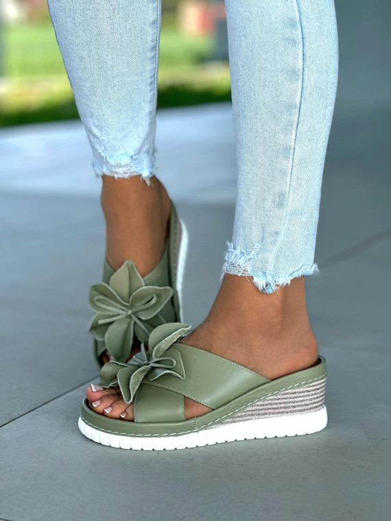 Zielone klapki damskie z ozdobnym kwiatkiem, skóra naturalna