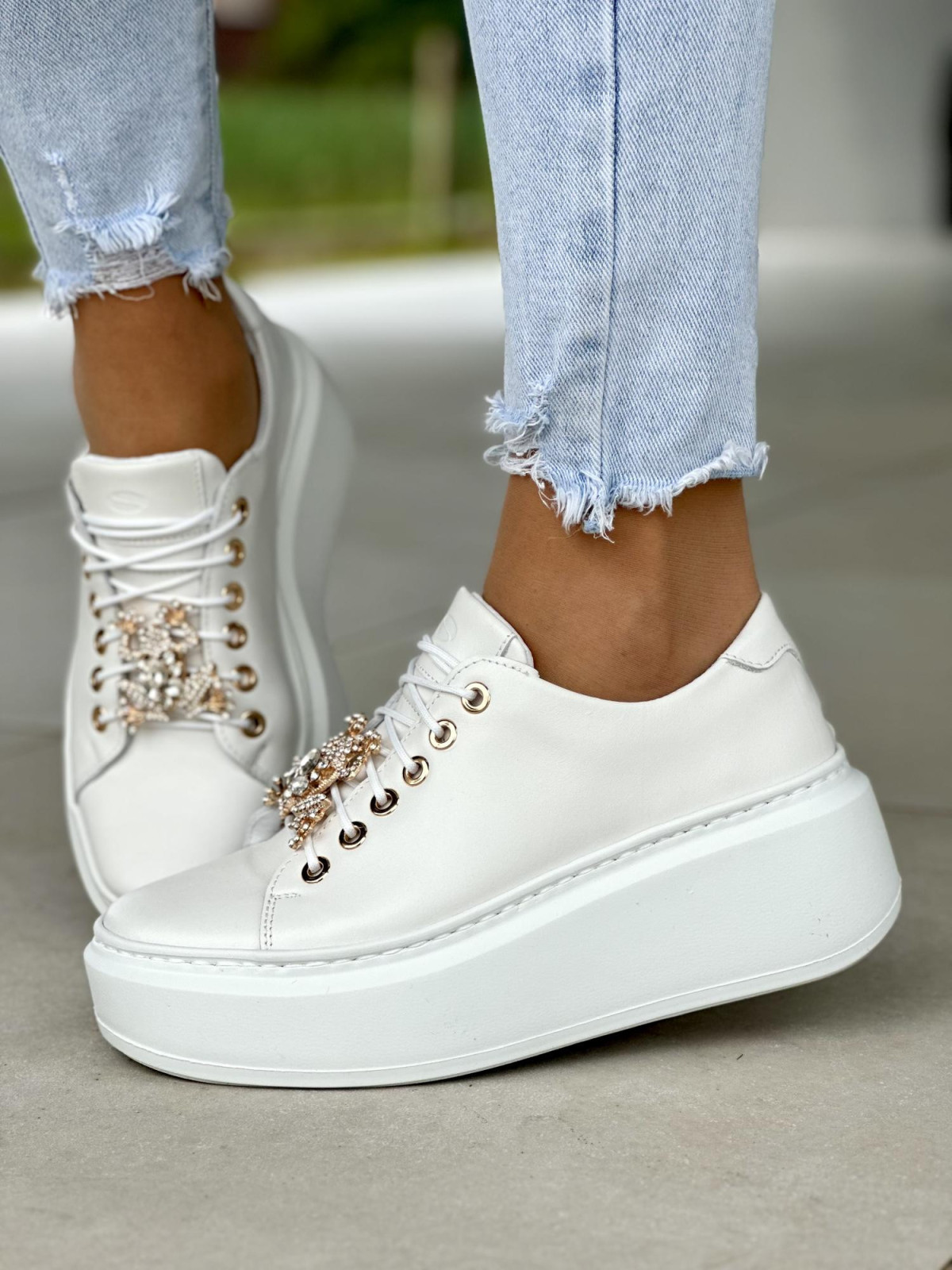 Białe-trampki-damskie-skorzane-z-ozdoba-OLEKSY-polskiej-produkcji